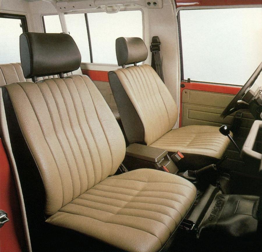 Интерьер Toyota Land Cruiser II Soft Top (LJ71) 1985 года  (фото 7 из 7)